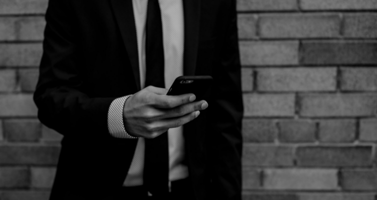 スーツを着ている人